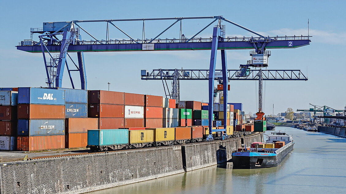 Multimodal terminal with barge